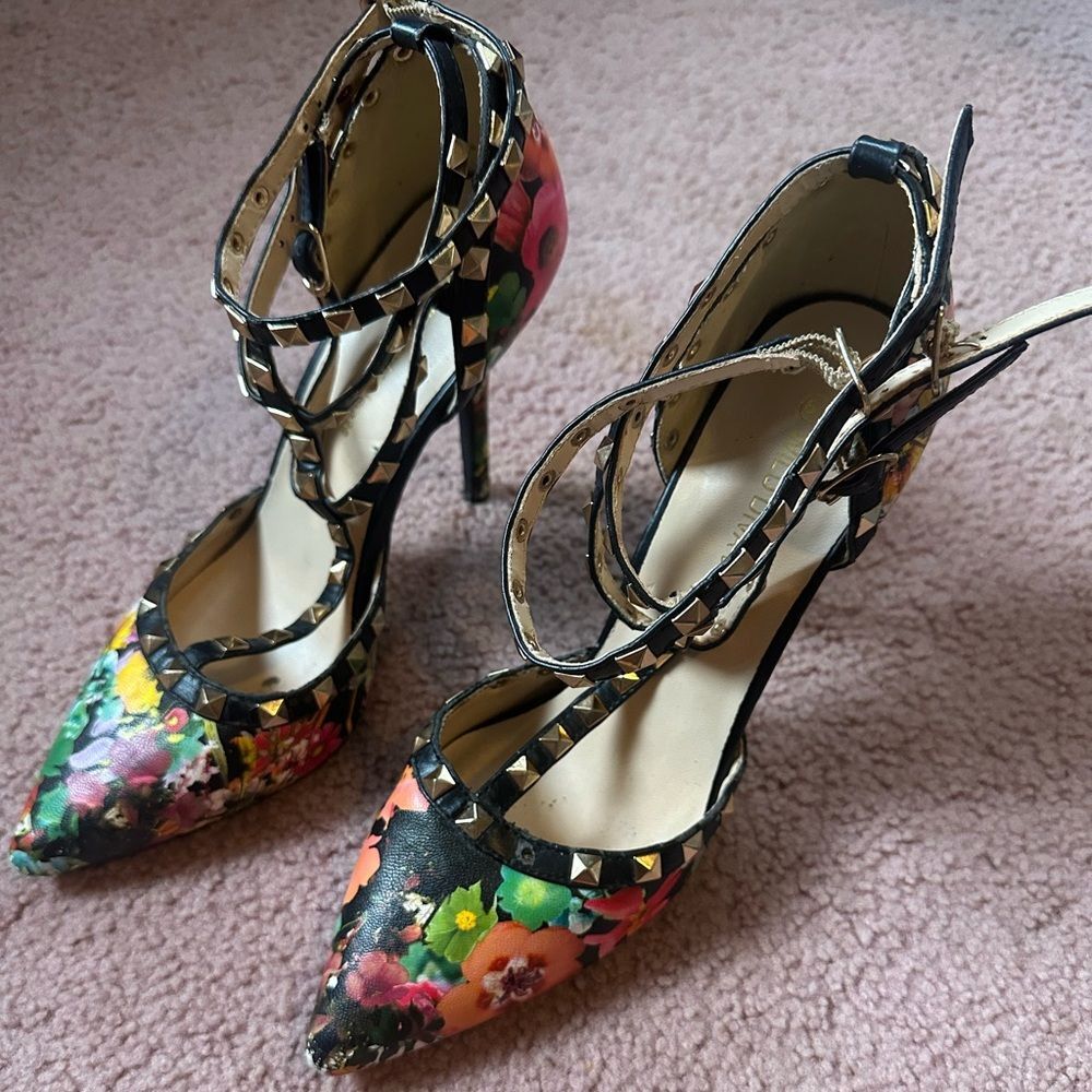 Wild diva heels lounge shoes, size 8.5 Studded Straps Flowers Floral